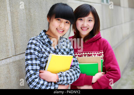 Zwei asiatische Studenten Lächeln an Kamera Stockfoto