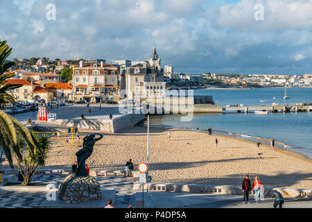 Seaside Stadtbild von Praia da Ribeira, Cascais. Intime Beach in der Nähe von Bahnhof und beliebt bei Touristen Stockfoto