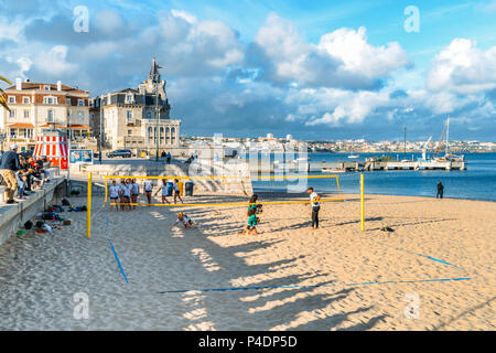 Seaside Stadtbild von Praia da Ribeira, Cascais. Intime Beach in der Nähe von Bahnhof und beliebt bei Touristen Stockfoto