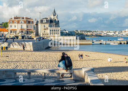 Seaside Stadtbild von Praia da Ribeira, Cascais. Intime Beach in der Nähe von Bahnhof und beliebt bei Touristen Stockfoto