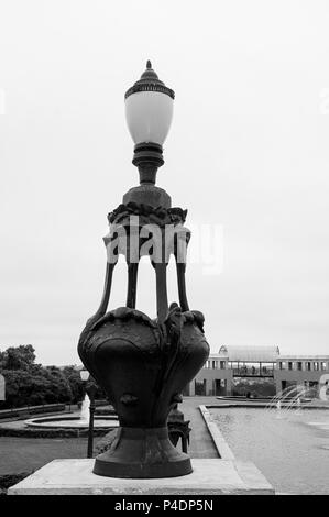 Tangua park Cubitiba Brasilien Architektur Gebäude Brunnen Kronleuchter aus Metall schwarz weiß Stockfoto