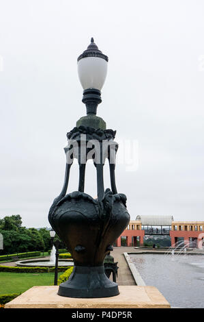 Tangua park Cubitiba Brasilien Architektur Gebäude Brunnen Kronleuchter aus Metall Stockfoto