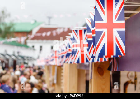 Flache Fokus Bild einer Union Jack flack auf einer Reihe auf Flag Bunting, über einem Marktstand. Stockfoto