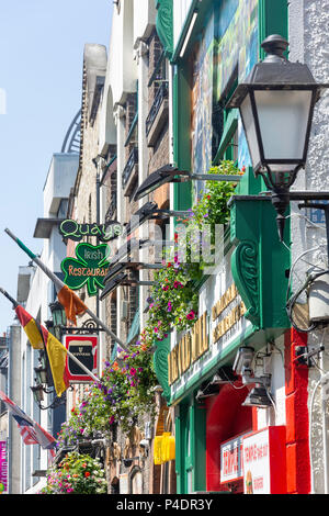 Bars und Pubs auf Anglesea Street, Temple Bar, Dublin, Provinz Leinster, Republik von Irland Stockfoto