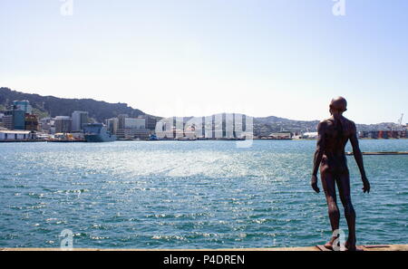 Wellington, Neuseeland - 13. Februar 2016: Hafen von Wellington an einem Sommertag mit der berühmten Max Patte's olace im Wind' Statue im Vordergrund Stockfoto