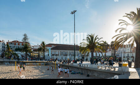 Seaside Stadtbild von Praia da Ribeira, Cascais. Intime Beach in der Nähe von Bahnhof und beliebt bei Touristen Stockfoto