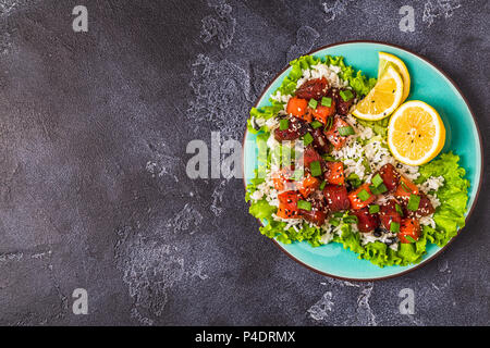 Poke, traditionellen Hawaiianischen roher Fisch Salat, Ansicht von oben. Stockfoto