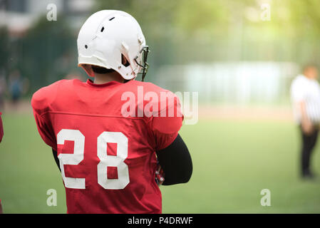 Bild eines American Football Player stehend Stockfoto