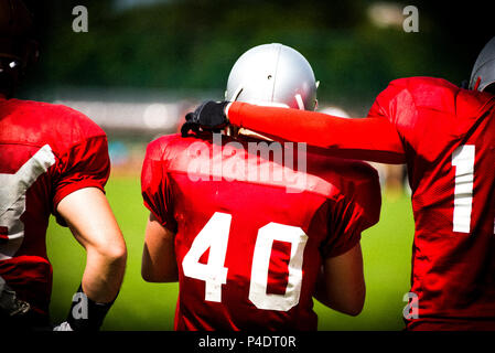 Gesättigtes Bild des American Football Spieler in Aktion Stockfoto