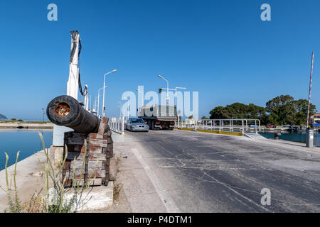 Die schwimmende Brücke und Damm auf Lefkada Stockfoto