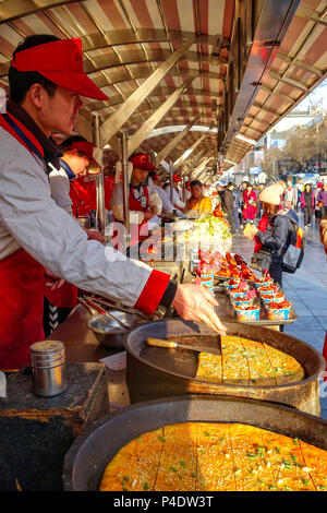 Peking, China - 11. MÄRZ 2016: Essen Anbieter ihre Produkte bietet die Donghuamen Night Market in der Nähe Wangfujing Street in Peking, China Stockfoto