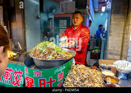 Peking, China - 11. MÄRZ 2016: Essen Anbieter ihre Produkte bietet die Donghuamen Night Market in der Nähe Wangfujing Street in Peking, China Stockfoto