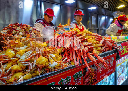 Peking, China - 11. MÄRZ 2016: Essen Anbieter ihre Produkte bietet die Donghuamen Night Market in der Nähe Wangfujing Street in Peking, China Stockfoto