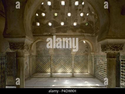 SALA DE VAPOR DE LOS BAÑOS REALES DE LA ALHAMBRA DE GRANADA - SIGLO XIV - ARQUITECTURA NAZARI. Ort: ALHAMBRA - BAÑOS REALES, Granada, Spanien. Stockfoto