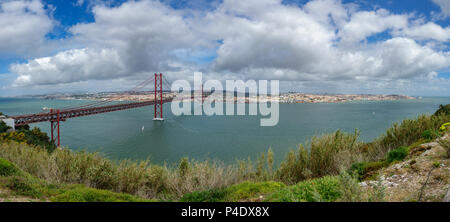 Brücke "25 de Abril" und Lissabon ultra Panorama Stockfoto