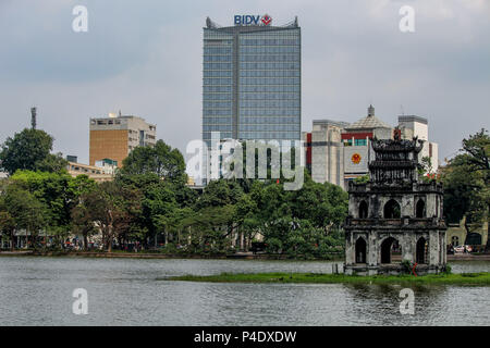 Hanoi, Vietnam - am 15. März, 2018: Lokale Straße friseur Schneiden das Haar eines Kunden auf den Straßen von Hanoi, 2018: Thap Rua buddhistischen Tempel in der Mitte Stockfoto