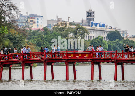 Hanoi, Vietnam - 15. März 2018: Touristen zu Fuß auf die rote Brücke zu den Ngoc Son Tempel auf dem See in Hanoi. Stockfoto