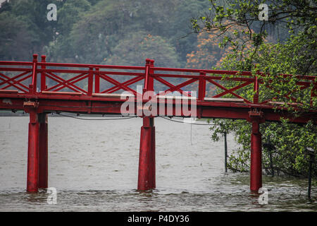 Hanoi, Vietnam - 15. März 2018: Die rote Brücke zu den Ngoc Son Tempel auf dem See in Hanoi. Stockfoto