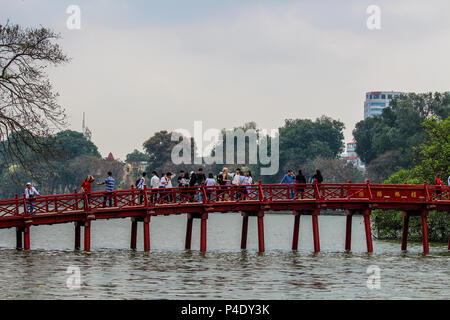 Hanoi, Vietnam - 15. März 2018: Touristen zu Fuß auf die rote Brücke zu den Ngoc Son Tempel auf dem See in Hanoi. Stockfoto