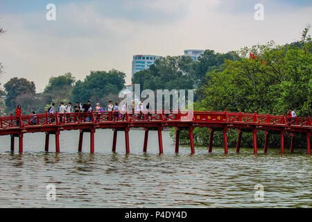 Hanoi, Vietnam - 15. März 2018: Touristen zu Fuß auf die rote Brücke zu den Ngoc Son Tempel auf dem See in Hanoi. Stockfoto