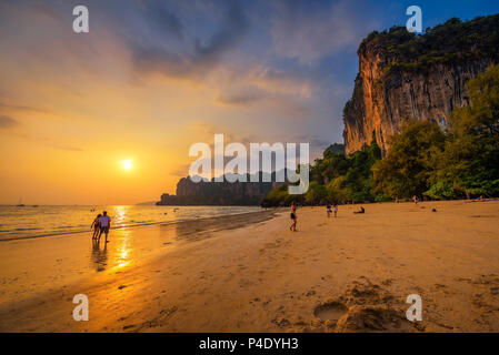 Touristen Rest an der Railay Beach vor Sonnenuntergang Stockfoto