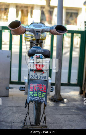 Peking, China - MÄRZ 10, 2016: Auf der Straße ist ein geparkten Roller mit Lenkrad integrierte Handschuhe. Stockfoto