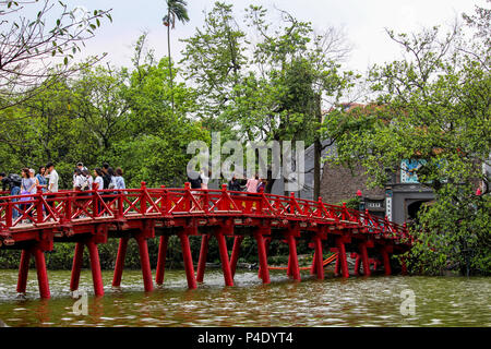 Hanoi, Vietnam - 15. März 2018: Touristen zu Fuß auf die rote Brücke zu den Ngoc Son Tempel auf dem See in Hanoi. Stockfoto