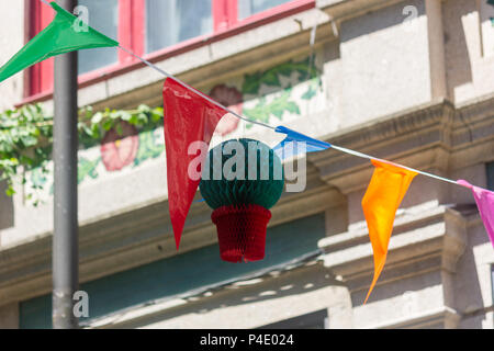 Bunting, street Dekorationen für St. John's Eve (Festa de Sao Joao do Porto) in Porto, Portugal. Hochsommer. Stockfoto