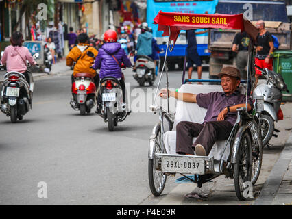 Hanoi, Vietnam - 15. März 2018: Rikscha Fahrer auf einer Straße im Zentrum von Hanoi Stockfoto