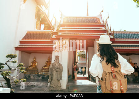 Weibliche asiatische Touristen zu Fuß zu den alten Tempel in Thailand. Sie steht vor der Tür, auf der Rückseite. Stockfoto