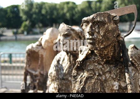 PARIS/MALAM INAUGURE SOHN AUSSTELLUNG 'MALONGO 'LE 04.06.2009. L'artiste CAMEROUNAIS MALAM, SCULPTEUR DE RENOMMEE INTERNATIONALE, EXPOSE UNE OEUVRE MONUMENTALE du 4 Juin 2013 AU 14 Juillet 2009 Au Pont Alexandre III A PARIS. CE TRAVAIL USSANGO INTITULE BIN" (SIGNIFIANT PAIX) SE COMPOSE D'une CENTAINE DE SCULPTURES ET TRAITE DU THEMA DE LA GUERRE. Stockfoto