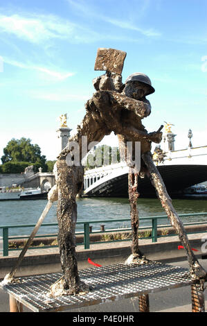 PARIS/MALAM INAUGURE SOHN AUSSTELLUNG 'MALONGO 'LE 04.06.2009. L'artiste CAMEROUNAIS MALAM, SCULPTEUR DE RENOMMEE INTERNATIONALE, EXPOSE UNE OEUVRE MONUMENTALE du 4 Juin 2013 AU 14 Juillet 2009 Au Pont Alexandre III A PARIS. CE TRAVAIL USSANGO INTITULE BIN" (SIGNIFIANT PAIX) SE COMPOSE D'une CENTAINE DE SCULPTURES ET TRAITE DU THEMA DE LA GUERRE. Stockfoto