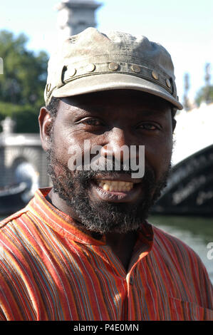 PARIS/MALAM INAUGURE SOHN AUSSTELLUNG 'MALONGO 'LE 04.06.2009. L'artiste CAMEROUNAIS MALAM, SCULPTEUR DE RENOMMEE INTERNATIONALE, EXPOSE UNE OEUVRE MONUMENTALE du 4 Juin 2013 AU 14 Juillet 2009 Au Pont Alexandre III A PARIS. CE TRAVAIL USSANGO INTITULE BIN" (SIGNIFIANT PAIX) SE COMPOSE D'une CENTAINE DE SCULPTURES ET TRAITE DU THEMA DE LA GUERRE. Stockfoto