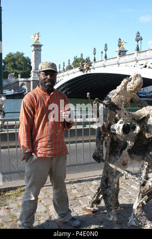 PARIS/MALAM INAUGURE SOHN AUSSTELLUNG 'MALONGO 'LE 04.06.2009. L'artiste CAMEROUNAIS MALAM, SCULPTEUR DE RENOMMEE INTERNATIONALE, EXPOSE UNE OEUVRE MONUMENTALE du 4 Juin 2013 AU 14 Juillet 2009 Au Pont Alexandre III A PARIS. CE TRAVAIL USSANGO INTITULE BIN" (SIGNIFIANT PAIX) SE COMPOSE D'une CENTAINE DE SCULPTURES ET TRAITE DU THEMA DE LA GUERRE. Stockfoto