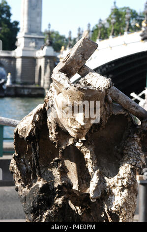 PARIS/MALAM INAUGURE SOHN AUSSTELLUNG 'MALONGO 'LE 04.06.2009. L'artiste CAMEROUNAIS MALAM, SCULPTEUR DE RENOMMEE INTERNATIONALE, EXPOSE UNE OEUVRE MONUMENTALE du 4 Juin 2013 AU 14 Juillet 2009 Au Pont Alexandre III A PARIS. CE TRAVAIL USSANGO INTITULE BIN" (SIGNIFIANT PAIX) SE COMPOSE D'une CENTAINE DE SCULPTURES ET TRAITE DU THEMA DE LA GUERRE. Stockfoto