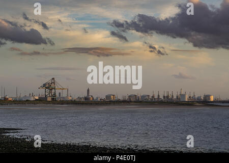 Industrielle Hintergrund von der nordöstlichen Küste von England. South Gare in Redcar. Stockfoto