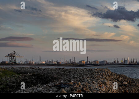 Industrielle Hintergrund von der nordöstlichen Küste von England. South Gare in Redcar. Stockfoto