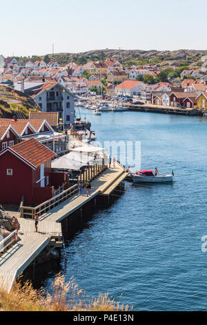 Grungsund ein Dorf am Meer, mit Menschen zu Fuß auf dem Steg an der schwedischen Westküste Stockfoto