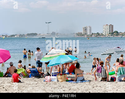 San Javier, Spanien - 10. Juni 2018: San Javier Air Show. Es ist eines der optisch beeindruckenden Veranstaltungen in Murcia. Kunstflugstaffeln, begleitet von Stockfoto