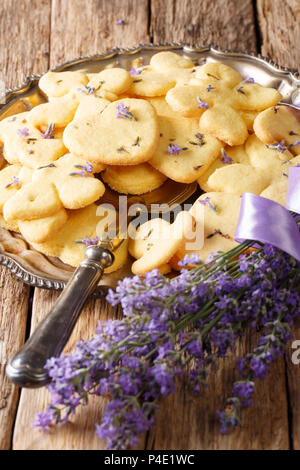 Lecker Lavendel shortbread cookie Closeup auf einem Teller auf dem Tisch. Vertikale Stockfoto