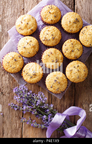 Schönes essen Dessert: Muffins mit Lavendelblüten close-up auf den Tisch. Vertikal oben Ansicht von oben Stockfoto