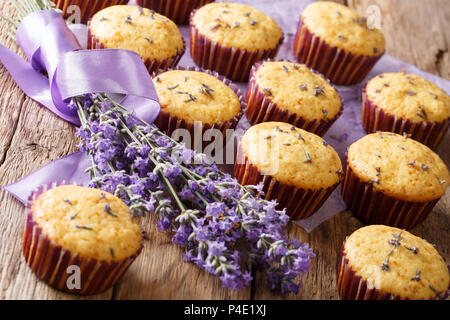 Schönes essen Dessert: Muffins mit Lavendelblüten close-up auf dem Tisch. Horizontale Stockfoto