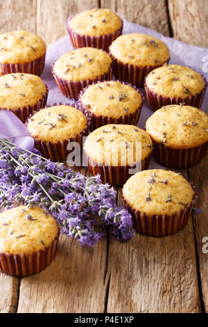 Organische leckere Muffins mit Lavendelblüten close-up auf dem Tisch. Vertikale Stockfoto