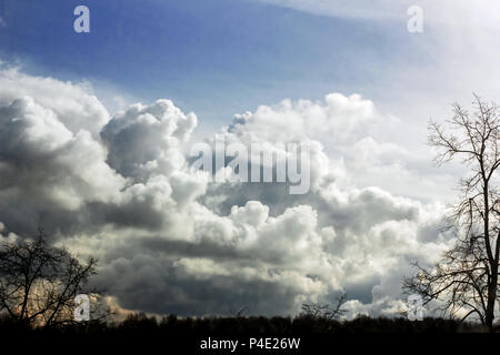 Deep Sky in Wolken am Frühling Tag Stockfoto