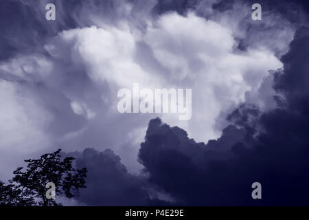 Dunkelblaue Wolken vor dem Sturm bei regnerischen Wetter Stockfoto