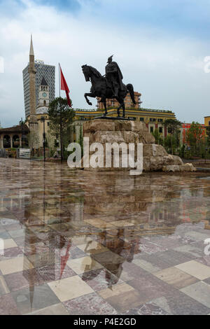 Reiterstandbild von Skanderberg, Skanderberg Square, Tirana, Albanien Stockfoto