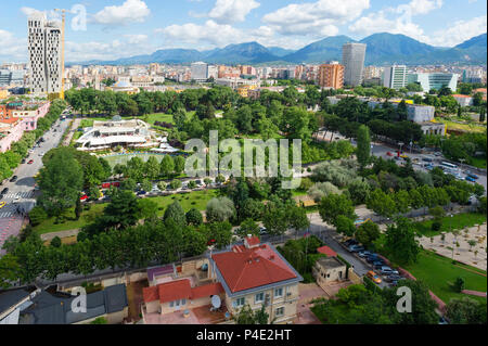 Blick über die Innenstadt von Tirana, Rinia Park, Taivani center und neue Wolkenkratzer, Tirana, Albanien Stockfoto