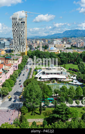 Blick über die Innenstadt von Tirana, Rinia Park, Taivani center und neue Wolkenkratzer, Tirana, Albanien Stockfoto