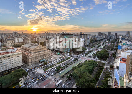 Luftaufnahme von 9 de Julio Avenue bei Sonnenuntergang - Buenos Aires, Argentinien Stockfoto