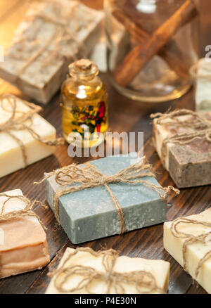 Organische handgemachte Seife. Eine Menge dekorierte Steine Stockfoto